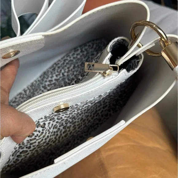 🛍️ Crossi cute bow bag never used. Measurements posted. - Picture 11 of 14